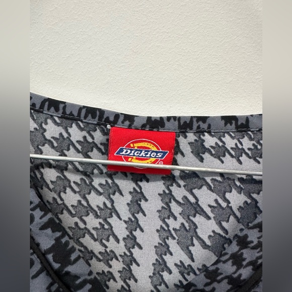 Dickies Black and Gray Front Pocket Scrub Top Size Medium - Picture 4 of 5